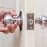 changement pêne de porte