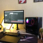 un bureau avec un écran, un clavier et une souris